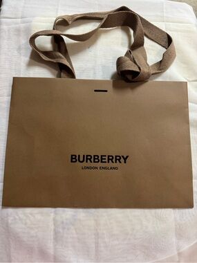 Burberry 💯% Authentic iconic paper shopping bag —‼️SEE NOTES —Ideal for gifting.